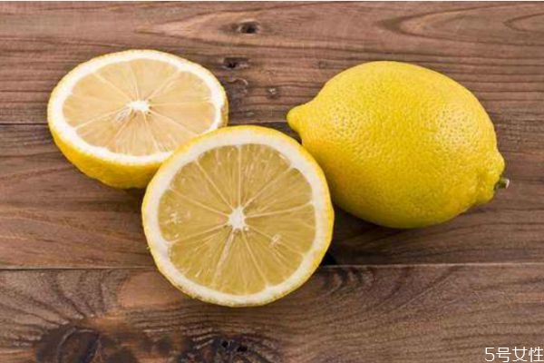 檸檬泡水有什么作用 喝檸檬泡水的好處 檸檬泡水有什么作用 喝檸檬泡水的好處