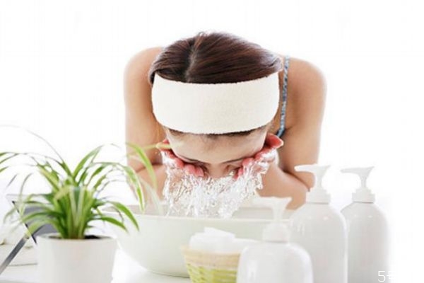 夏天用熱水洗臉好嗎 夏天洗臉用熱水還是冷水 夏天用熱水洗臉好嗎 夏天洗臉用熱水還是冷水