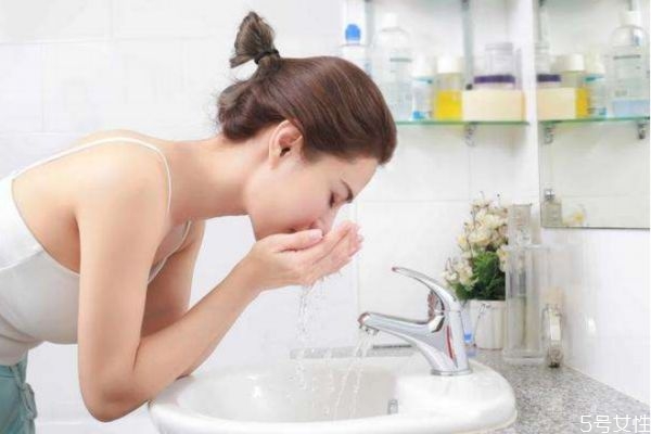 夏天用熱水洗臉好嗎 夏天洗臉用熱水還是冷水 夏天用熱水洗臉好嗎 夏天洗臉用熱水還是冷水