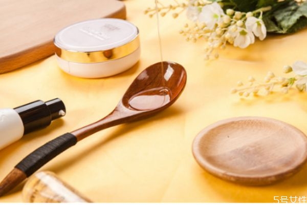 荷荷巴油可以當(dāng)護(hù)發(fā)精油嗎 荷荷巴油如何護(hù)發(fā) 荷荷巴油可以當(dāng)護(hù)發(fā)精油嗎 荷荷巴油如何護(hù)發(fā)