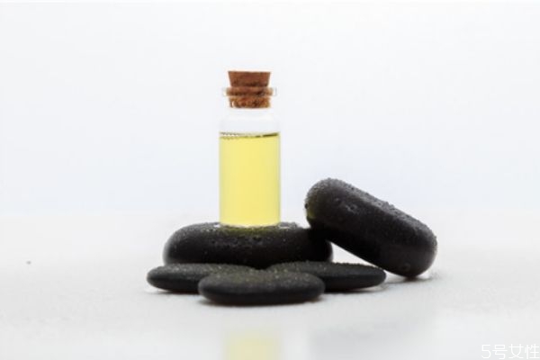 荷荷巴油可以當(dāng)護(hù)發(fā)精油嗎 荷荷巴油如何護(hù)發(fā) 荷荷巴油可以當(dāng)護(hù)發(fā)精油嗎 荷荷巴油如何護(hù)發(fā)