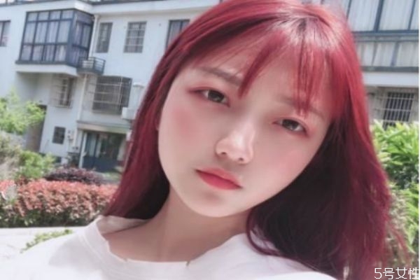 染酒紅色太紅了怎么辦 染過酒紅色能換棕色嗎 染酒紅色太紅了怎么辦 染過酒紅色能換棕色嗎