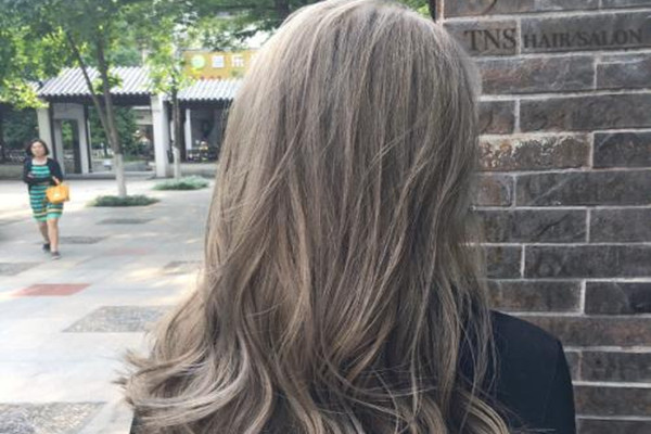 男生夏天適合染什么發(fā)色 男生夏天染什么發(fā)色好看 男生夏天適合染什么發(fā)色 男生夏天染什么發(fā)色好看