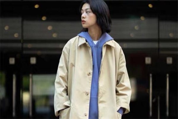 卡其色風(fēng)衣配什么顏色衛(wèi)衣好看 卡其色風(fēng)衣搭配衛(wèi)衣圖片 卡其色風(fēng)衣配什么顏色衛(wèi)衣好看 卡其色風(fēng)衣搭配衛(wèi)衣圖片