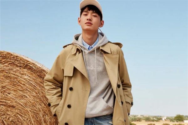 卡其色風(fēng)衣配什么顏色衛(wèi)衣好看 卡其色風(fēng)衣搭配衛(wèi)衣圖片 卡其色風(fēng)衣配什么顏色衛(wèi)衣好看 卡其色風(fēng)衣搭配衛(wèi)衣圖片