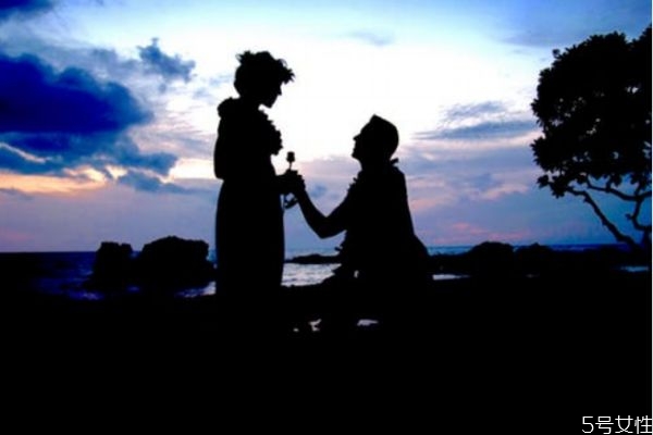 怎樣發(fā)信息暗示想他了 讓男人聽了更愛(ài)你的話 怎樣發(fā)信息暗示想他了 讓男人聽了更愛(ài)你的話