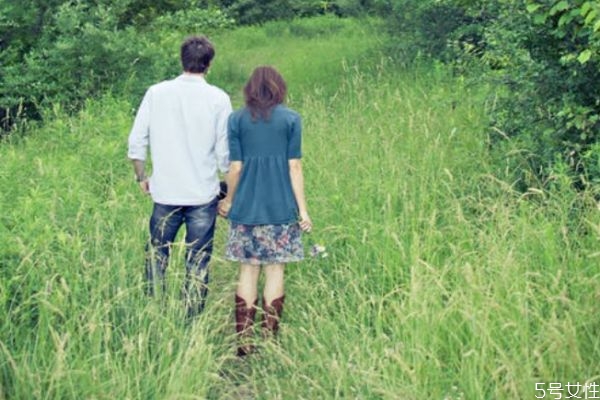 怎樣發(fā)信息暗示想他了 讓男人聽了更愛(ài)你的話 怎樣發(fā)信息暗示想他了 讓男人聽了更愛(ài)你的話