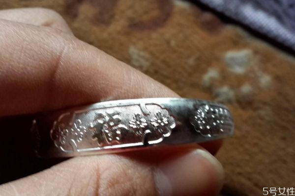 銀鐲子發(fā)黃怎么辦 銀鐲子發(fā)黃怎么解決 銀鐲子發(fā)黃怎么辦 銀鐲子發(fā)黃怎么解決