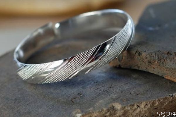 銀鐲子發(fā)黃怎么辦 銀鐲子發(fā)黃怎么解決 銀鐲子發(fā)黃怎么辦 銀鐲子發(fā)黃怎么解決