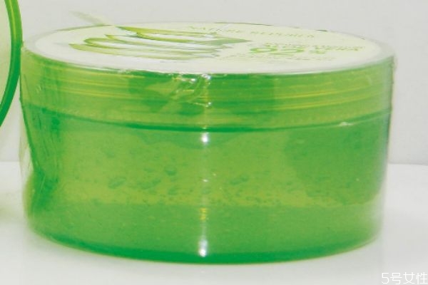 嘴唇上長泡可以涂蘆薈膠嗎 嘴唇上長泡可以涂唇膏嗎 嘴唇上長泡可以涂蘆薈膠嗎 嘴唇上長泡可以涂唇膏嗎