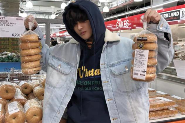 羊羔毛牛仔外套怎么搭配 羊羔毛牛仔外套里面穿什么 羊羔毛牛仔外套怎么搭配 羊羔毛牛仔外套里面穿什么