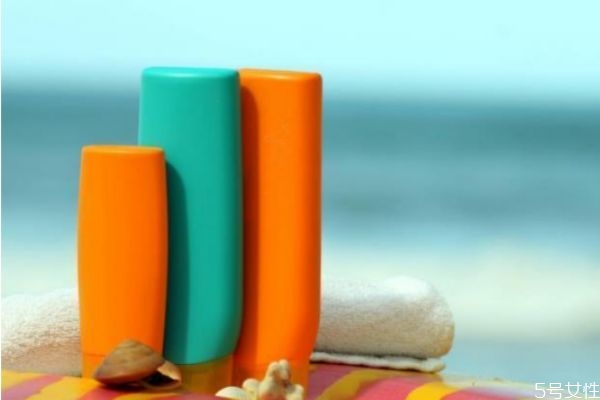 妝前乳和隔離霜哪個先用 妝前乳能隔離彩妝嗎 妝前乳和隔離霜哪個先用 妝前乳能隔離彩妝嗎