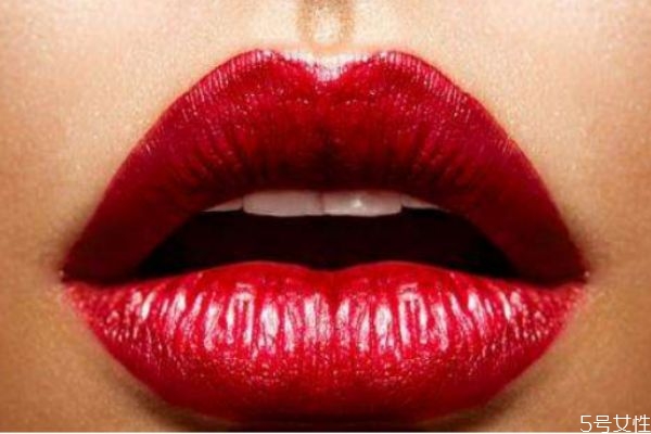 嘴唇上長泡可以涂蘆薈膠嗎 嘴唇上長泡可以涂唇膏嗎 嘴唇上長泡可以涂蘆薈膠嗎 嘴唇上長泡可以涂唇膏嗎