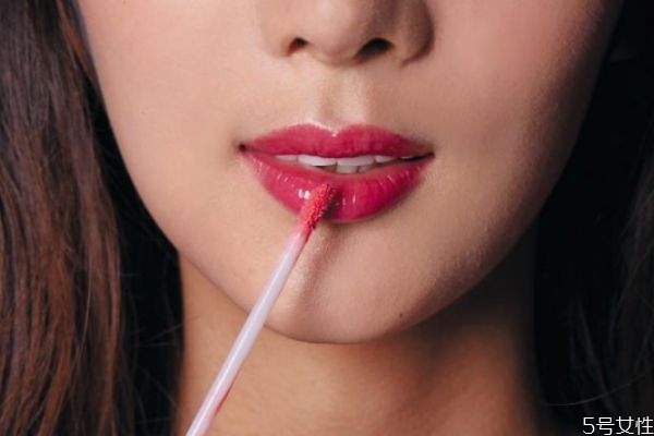 嘴唇上長(zhǎng)泡結(jié)痂怎么辦 嘴唇上長(zhǎng)泡上火怎么辦 嘴唇上長(zhǎng)泡結(jié)痂怎么辦 嘴唇上長(zhǎng)泡上火怎么辦