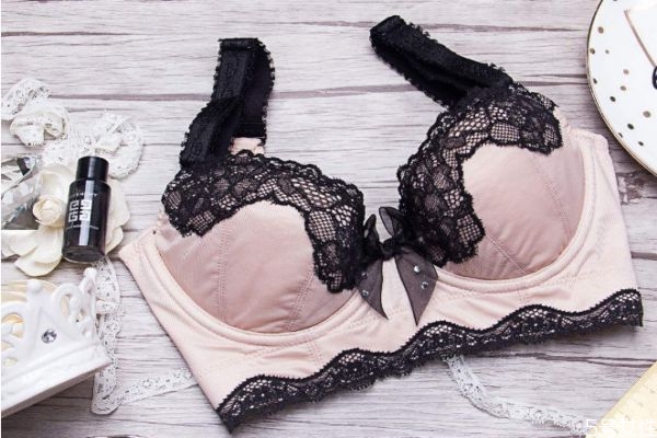 內(nèi)衣怎么才算不空杯 內(nèi)衣選全罩杯好還是半罩杯好 內(nèi)衣怎么才算不空杯 內(nèi)衣選全罩杯好還是半罩杯好
