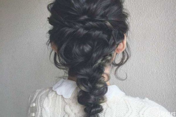 用吹風(fēng)機(jī)怎么吹卷發(fā) 吹風(fēng)機(jī)吹頭發(fā)的技巧 用吹風(fēng)機(jī)怎么吹卷發(fā) 吹風(fēng)機(jī)吹頭發(fā)的技巧