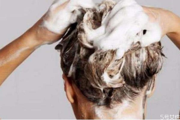 頭發(fā)剛洗完就油怎么回事 洗完頭一天就油怎么回事 頭發(fā)剛洗完就油怎么回事 洗完頭一天就油怎么回事