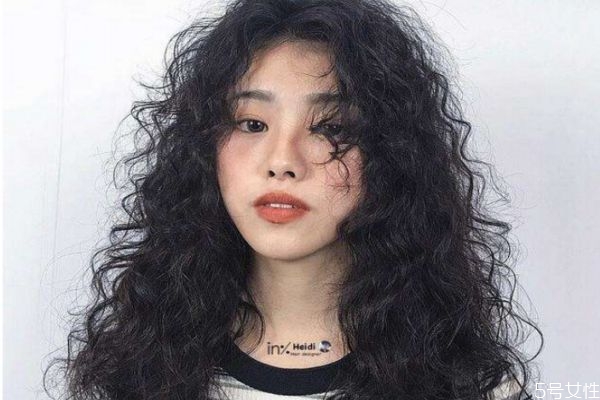 泡面卷發(fā)適合什么臉型 頭發(fā)多適合泡面卷發(fā)嗎 泡面卷發(fā)適合什么臉型 頭發(fā)多適合泡面卷發(fā)嗎