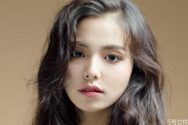 頭發(fā)往左梳還是往右梳 頭發(fā)往后倒的發(fā)型 頭發(fā)往左梳還是往右梳 頭發(fā)往后倒的發(fā)型