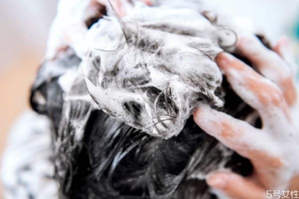 頭發(fā)剛洗完就油怎么回事 洗完頭一天就油怎么回事 頭發(fā)剛洗完就油怎么回事 洗完頭一天就油怎么回事