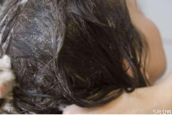 洗頭用力過(guò)度會(huì)怎樣 洗頭的最佳時(shí)間是幾點(diǎn) 洗頭用力過(guò)度會(huì)怎樣 洗頭的最佳時(shí)間是幾點(diǎn)