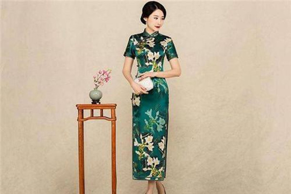 不同氣質(zhì)應(yīng)該怎樣選旗袍 旗袍要怎樣選擇外搭 不同氣質(zhì)應(yīng)該怎樣選旗袍 旗袍要怎樣選擇外搭