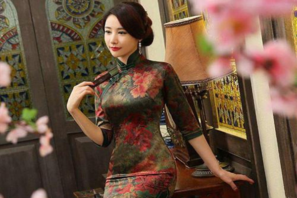 不同氣質(zhì)應(yīng)該怎樣選旗袍 旗袍要怎樣選擇外搭 不同氣質(zhì)應(yīng)該怎樣選旗袍 旗袍要怎樣選擇外搭