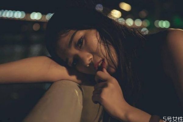 失戀后如何走出心理陰影 失戀后走出陰影的方法 失戀后如何走出心理陰影 失戀后走出陰影的方法