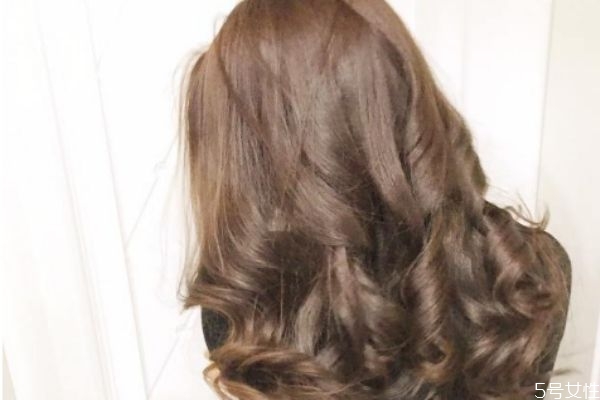 用吹風(fēng)機(jī)怎么吹卷發(fā) 吹風(fēng)機(jī)吹頭發(fā)的技巧 用吹風(fēng)機(jī)怎么吹卷發(fā) 吹風(fēng)機(jī)吹頭發(fā)的技巧