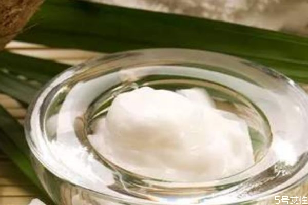 椰子油可以接觸頭皮嗎 椰子油護(hù)發(fā)是干發(fā)抹還是濕發(fā) 椰子油可以接觸頭皮嗎 椰子油護(hù)發(fā)是干發(fā)抹還是濕發(fā)