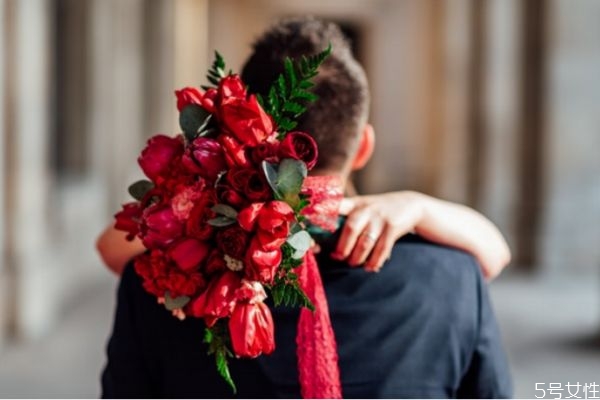 談戀愛多久接吻才合適 談戀愛多久牽手擁抱才正常 談戀愛多久接吻才合適 談戀愛多久牽手擁抱才正常