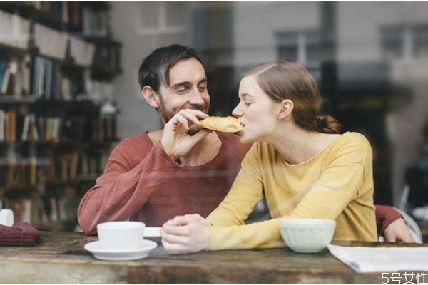 給女朋友浪漫留言說什么 給女朋友留言說這些 給女朋友浪漫留言說什么 給女朋友留言說這些