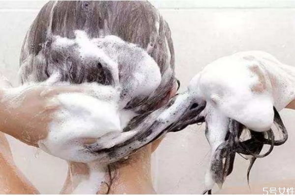 洗頭用力過(guò)度會(huì)怎樣 洗頭的最佳時(shí)間是幾點(diǎn) 洗頭用力過(guò)度會(huì)怎樣 洗頭的最佳時(shí)間是幾點(diǎn)