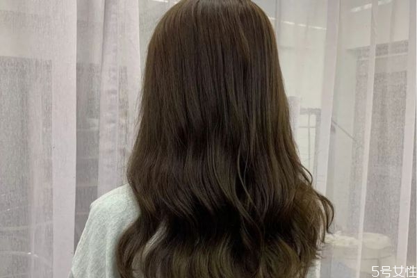 大卷發(fā)怎樣維持卷度 大卷發(fā)應該用梳子梳頭嗎 大卷發(fā)怎樣維持卷度 大卷發(fā)應該用梳子梳頭嗎