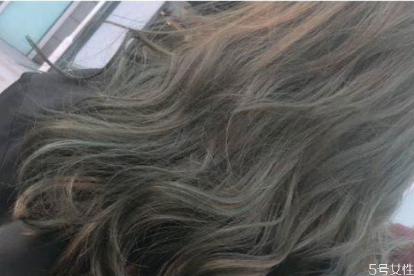 卷發(fā)睡覺時頭發(fā)怎么放 怎樣讓卷發(fā)睡起來不變形 卷發(fā)睡覺時頭發(fā)怎么放 怎樣讓卷發(fā)睡起來不變形