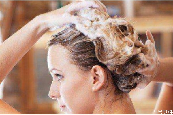 洗頭用力過(guò)度會(huì)怎樣 洗頭的最佳時(shí)間是幾點(diǎn) 洗頭用力過(guò)度會(huì)怎樣 洗頭的最佳時(shí)間是幾點(diǎn)