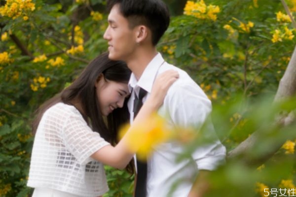 叫男朋友起床的短句 叫男友起床有趣的話 叫男朋友起床的短句 叫男友起床有趣的話