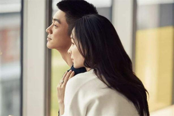 約會吃飯坐對面還是旁邊 男女約會吃飯?jiān)趺醋? alt=