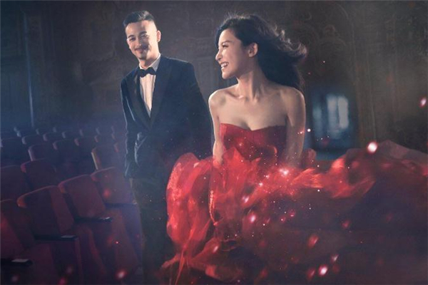 約會吃飯坐對面還是旁邊 男女約會吃飯?jiān)趺醋? alt=