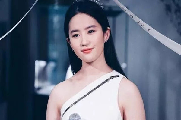 肩膀?qū)捄裨鯓哟┐?肩膀?qū)捄竦拇┐罘椒? alt=