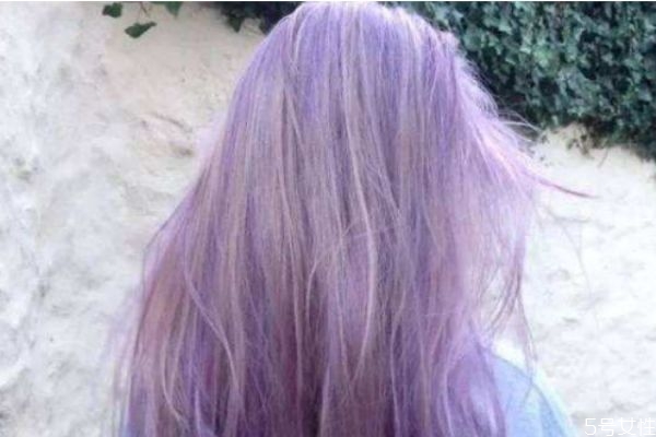 紫色頭發(fā)一定要用冷水洗嗎 冷水洗發(fā)不掉色 紫色頭發(fā)一定要用冷水洗嗎 冷水洗發(fā)不掉色