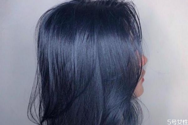 打蠟的藍(lán)黑色褪色會變什么顏色 藍(lán)黑色掉色過程 打蠟的藍(lán)黑色褪色會變什么顏色 藍(lán)黑色掉色過程