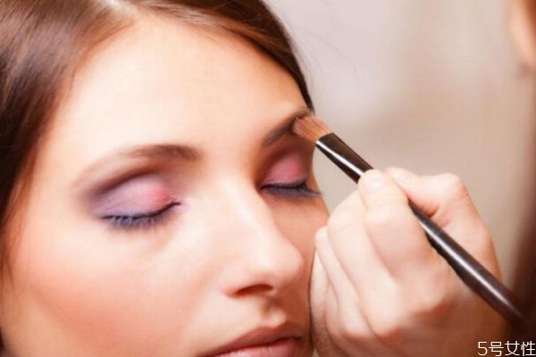 下巴容易卡粉怎么辦 下巴卡粉怎么解決 下巴容易卡粉怎么辦 下巴卡粉怎么解決