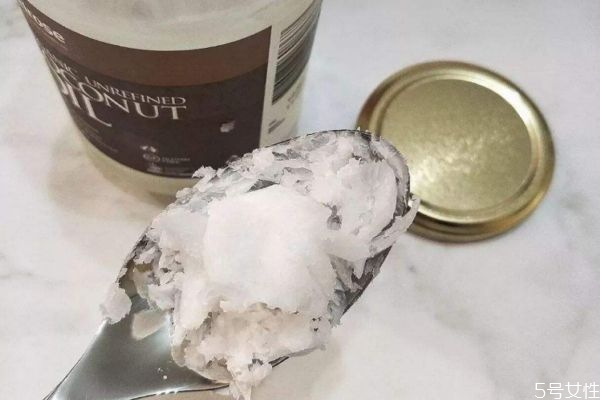 椰子油洗發(fā)的好處 椰子油洗頭的作用 椰子油洗發(fā)的好處 椰子油洗頭的作用