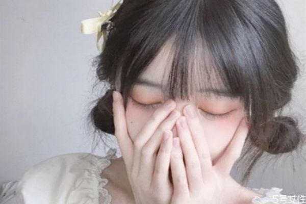 假發(fā)噴了發(fā)膠怎么洗 沒有發(fā)網(wǎng)怎么戴假發(fā) 假發(fā)噴了發(fā)膠怎么洗 沒有發(fā)網(wǎng)怎么戴假發(fā)