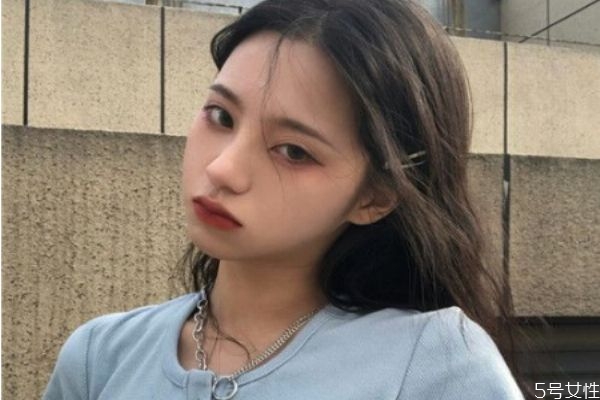 頭發(fā)打薄可以扎起來嗎 頭發(fā)打薄容易分叉嗎 頭發(fā)打薄可以扎起來嗎 頭發(fā)打薄容易分叉嗎