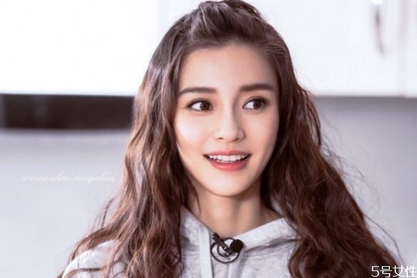 燙過的頭發(fā)能用梳子梳嗎 燙卷的頭發(fā)用梳子梳直了怎么辦 燙過的頭發(fā)能用梳子梳嗎 燙卷的頭發(fā)用梳子梳直了怎么辦