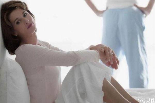 跟老公吵架他摔東西怎么辦 應(yīng)對老公吵架摔東西小妙招 跟老公吵架他摔東西怎么辦 應(yīng)對老公吵架摔東西小妙招