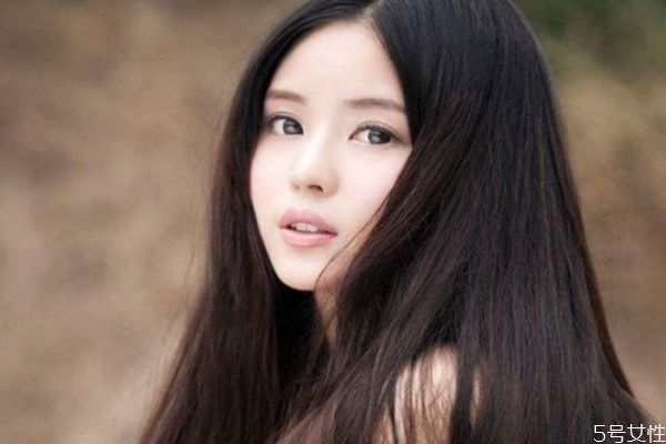 頭頂油膩發(fā)尾干燥怎么辦 頭發(fā)出油要注意什么 頭頂油膩發(fā)尾干燥怎么辦 頭發(fā)出油要注意什么