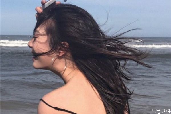 夏天頭發(fā)可以用精油嗎 精油護發(fā)的錯誤做法 夏天頭發(fā)可以用精油嗎 精油護發(fā)的錯誤做法